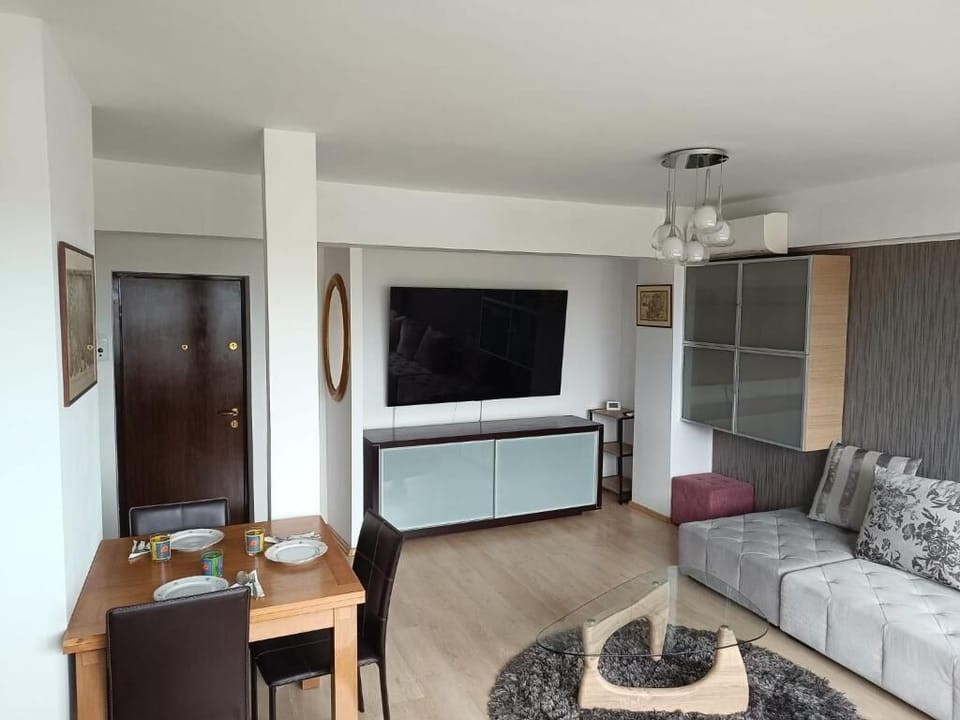 Panoramic Apartment, Balcony, City View | Living area