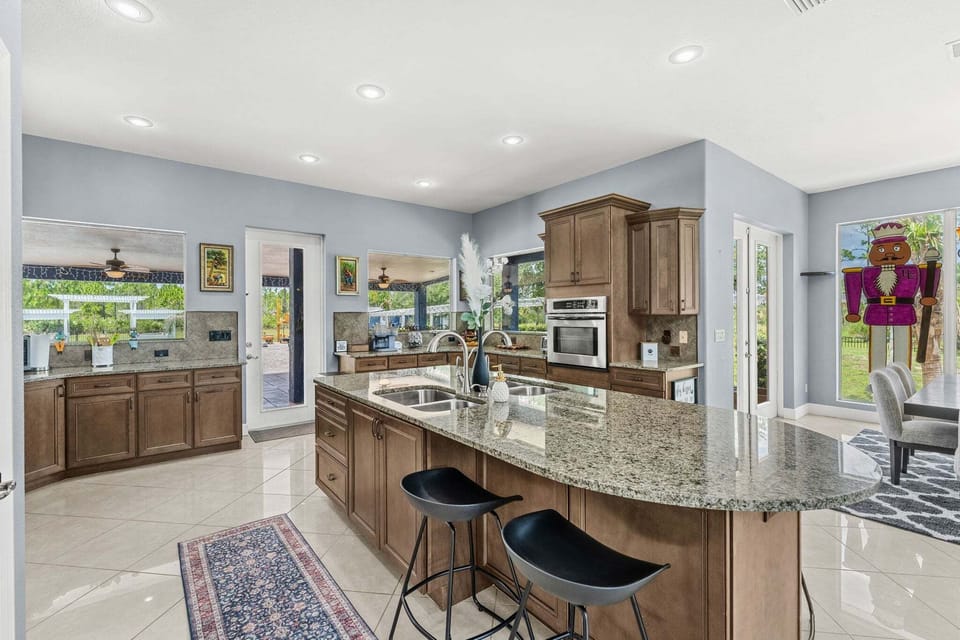 Fully equipped kitchen with breakfast bar
