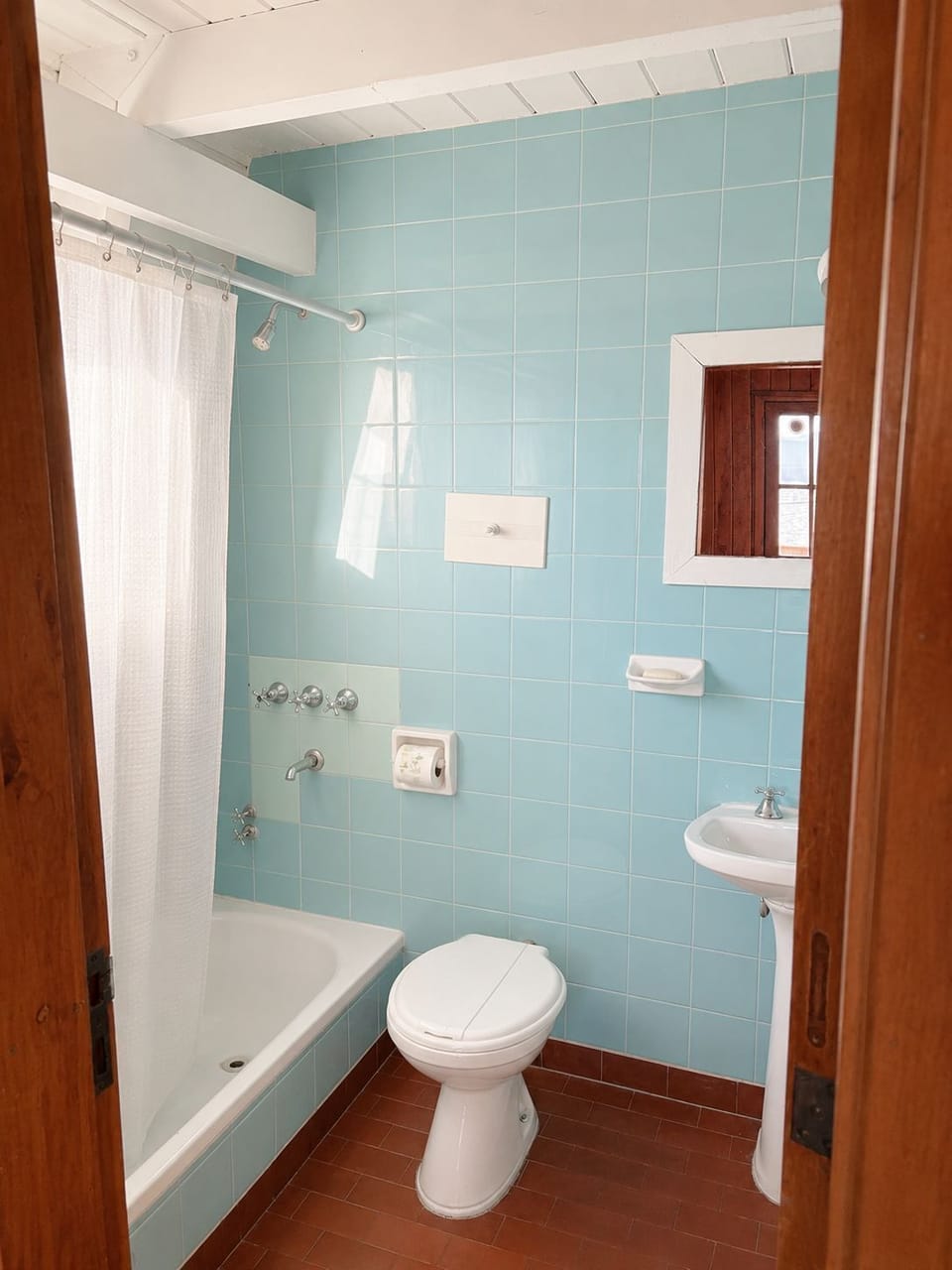 Classic Room, Balcony | Bathroom | Designer toiletries, soap, shampoo, toilet paper