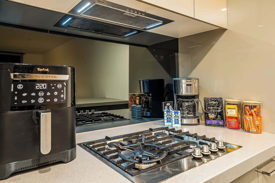 Four burner gas cooktop and air fryer