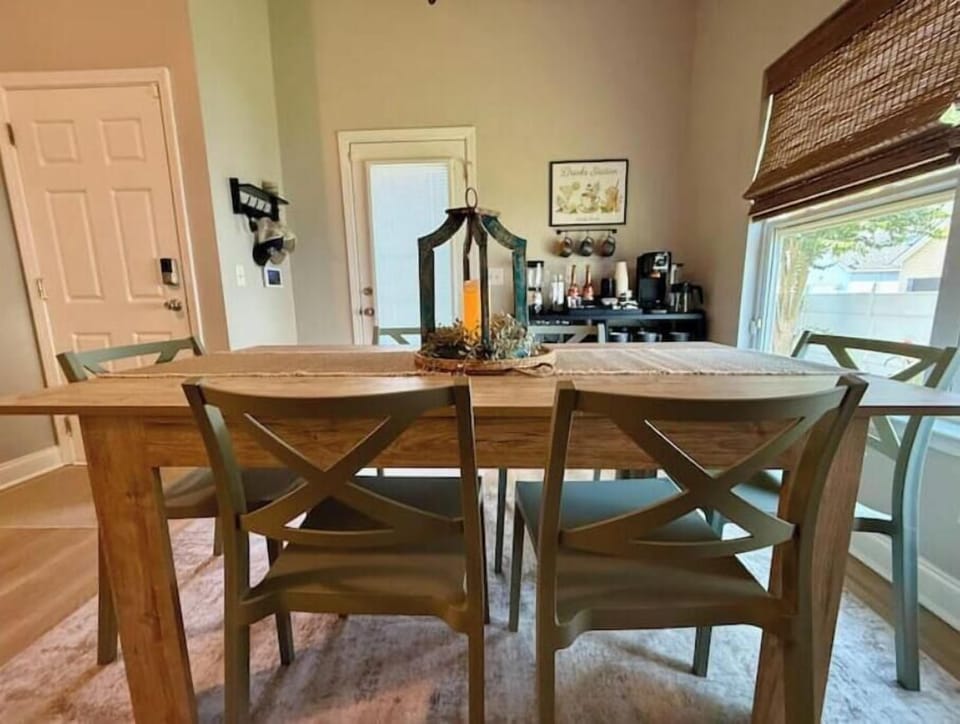 Lovely eat-in kitchen dining table seats up to 8 (extra leaf and chairs in garage). This area also features the drinks station and it leads to the fully fenced backyard.