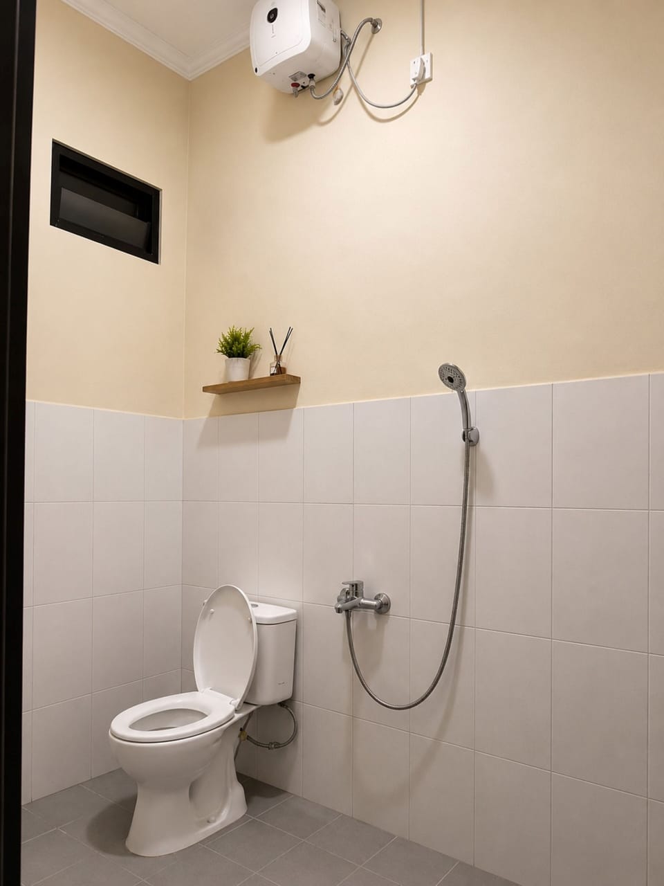 Shower, free toiletries, towels