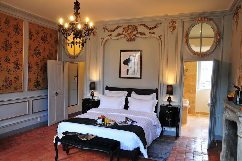 Double Room (Paul Claudel) | Minibar, individually decorated, individually furnished, desk