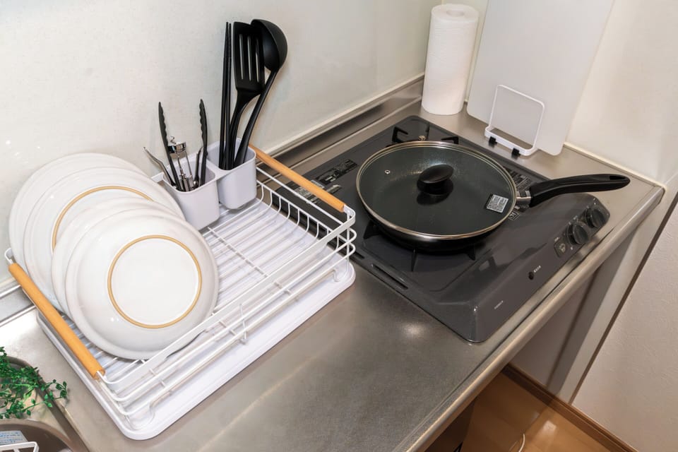 Private kitchen | Microwave, stovetop, cookware/dishes/utensils