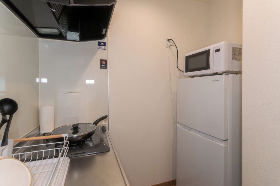 Private kitchen | Microwave, stovetop, cookware/dishes/utensils