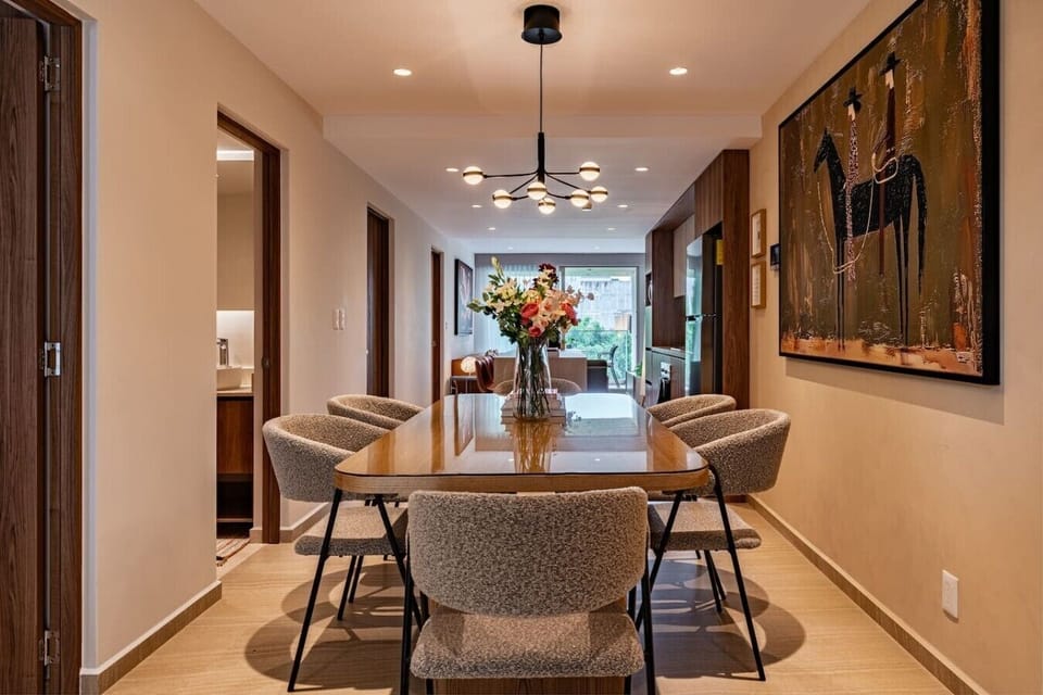 Dinner table that fits the whole group