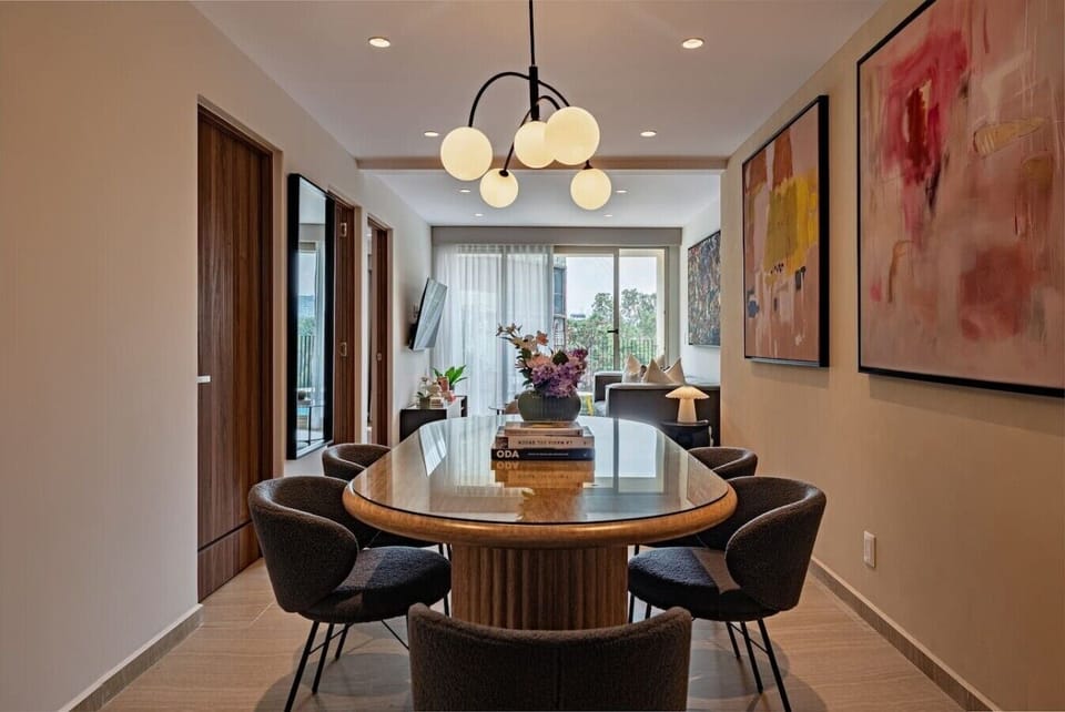 Dinner table that fits the whole group