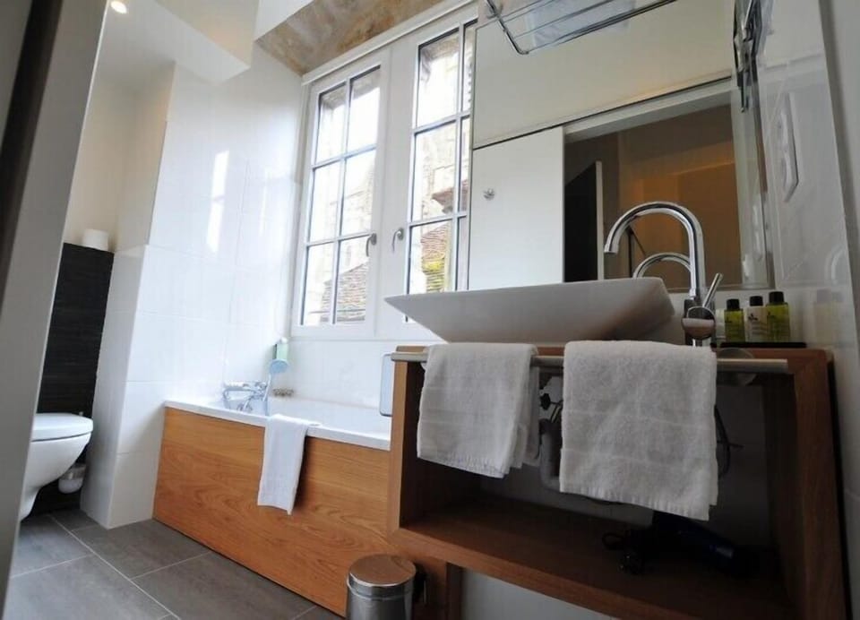 Double Room (Basilique) | Bathroom | Shower, free toiletries, hair dryer, towels