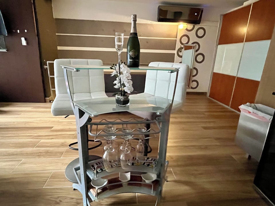 Mini bar station
