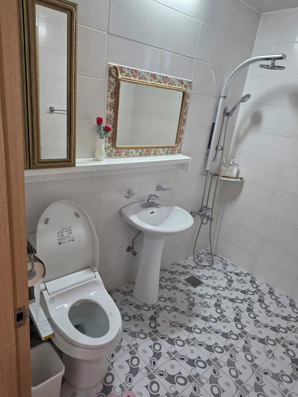 Shower, towels, shampoo, toilet paper