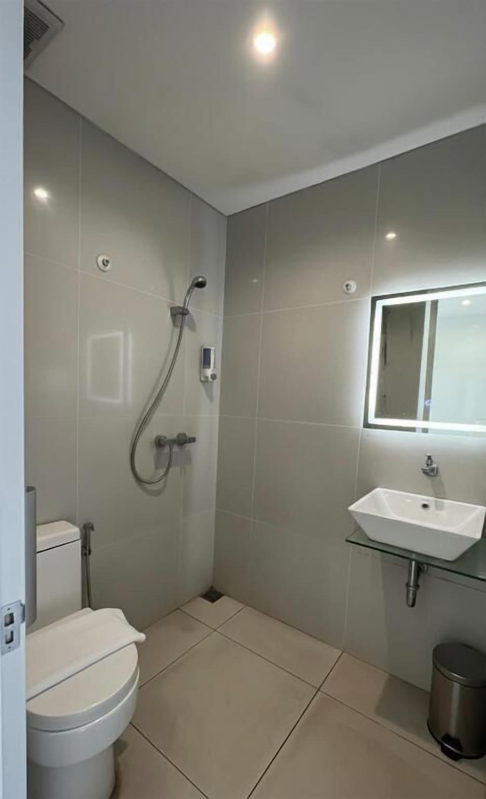 Superior Twin Room | Bathroom | Slippers