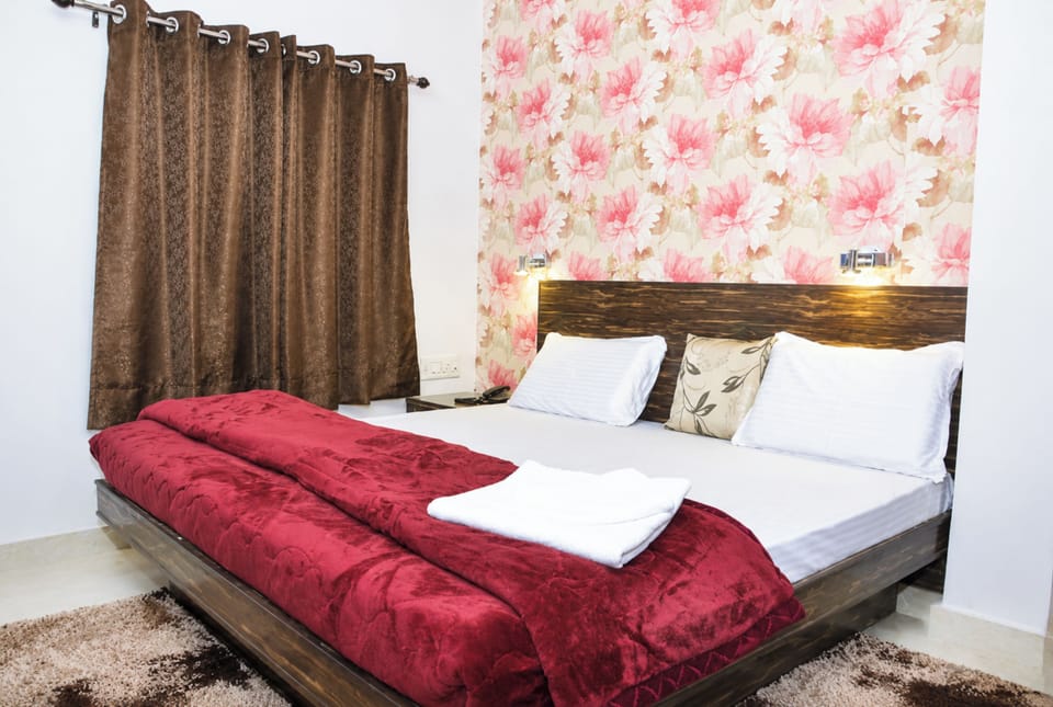 Deluxe Double Room, Air conditioning | Hypo-allergenic bedding, desk, soundproofing, free WiFi