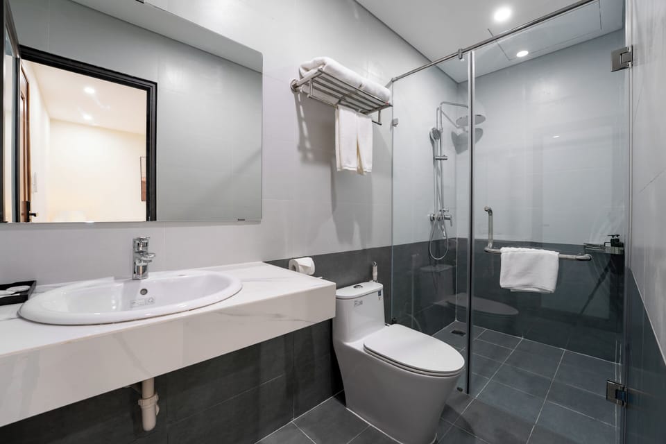 Superior Double Room | Bathroom | Shower, free toiletries, hair dryer, bathrobes