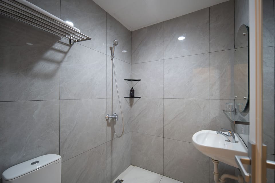 Deluxe Room, 1 King Bed | Bathroom