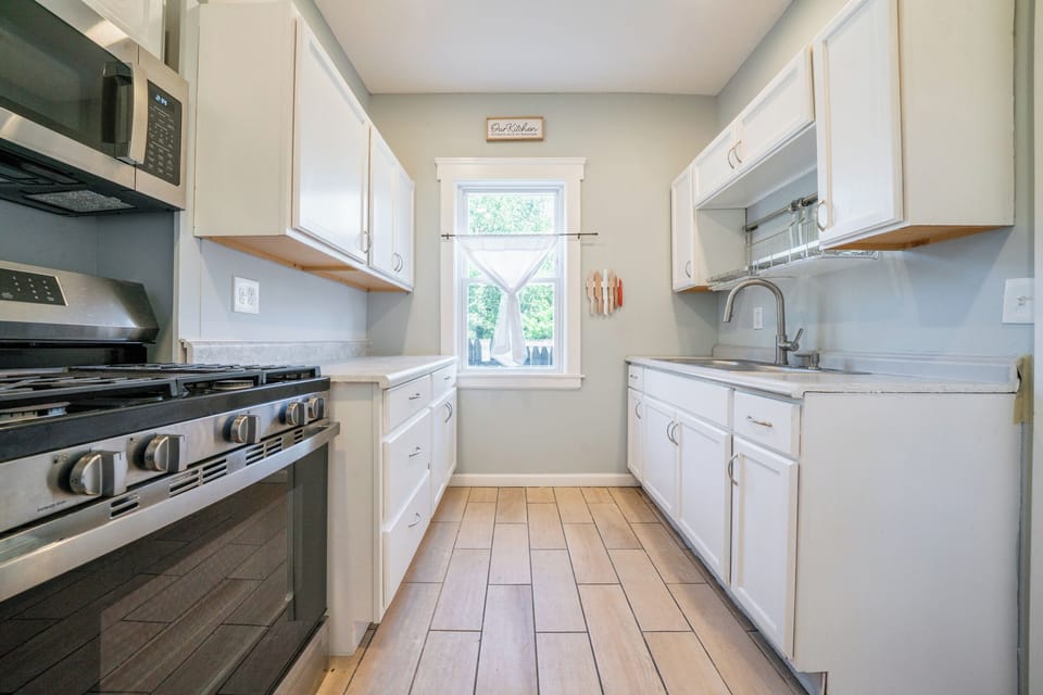 Bright, crisp, and spotless—making takeout or home cooking a breeze.