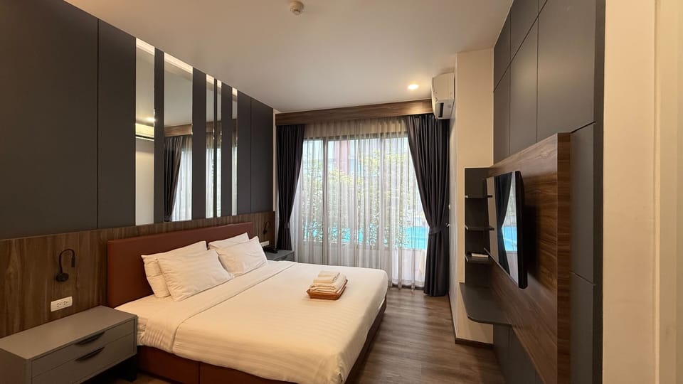 Pool Access A | In-room safe, desk, WiFi (free), bed sheets