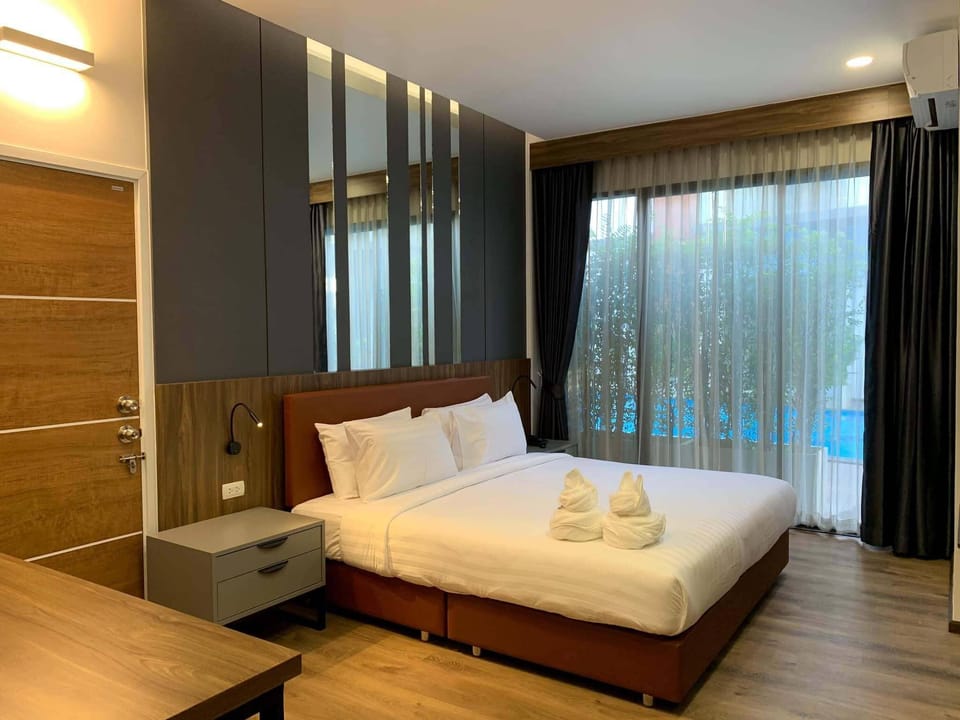 Pool Access A | In-room safe, desk, WiFi (free), bed sheets