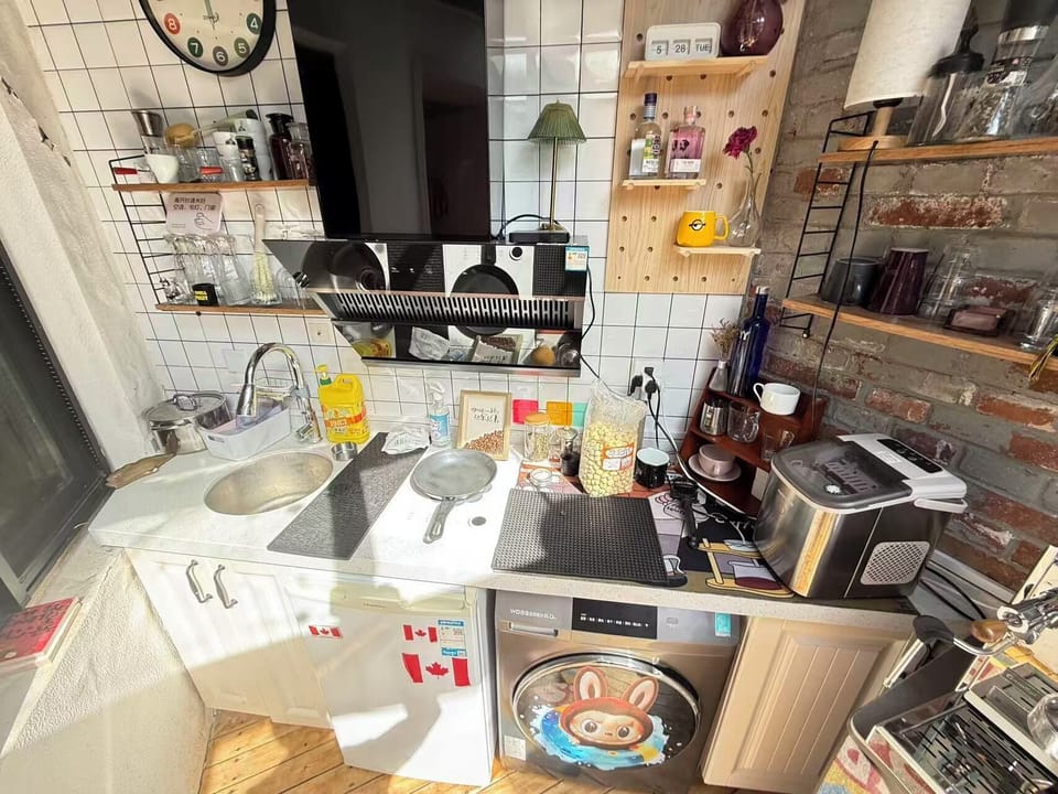 Full-size fridge, microwave, oven, stovetop