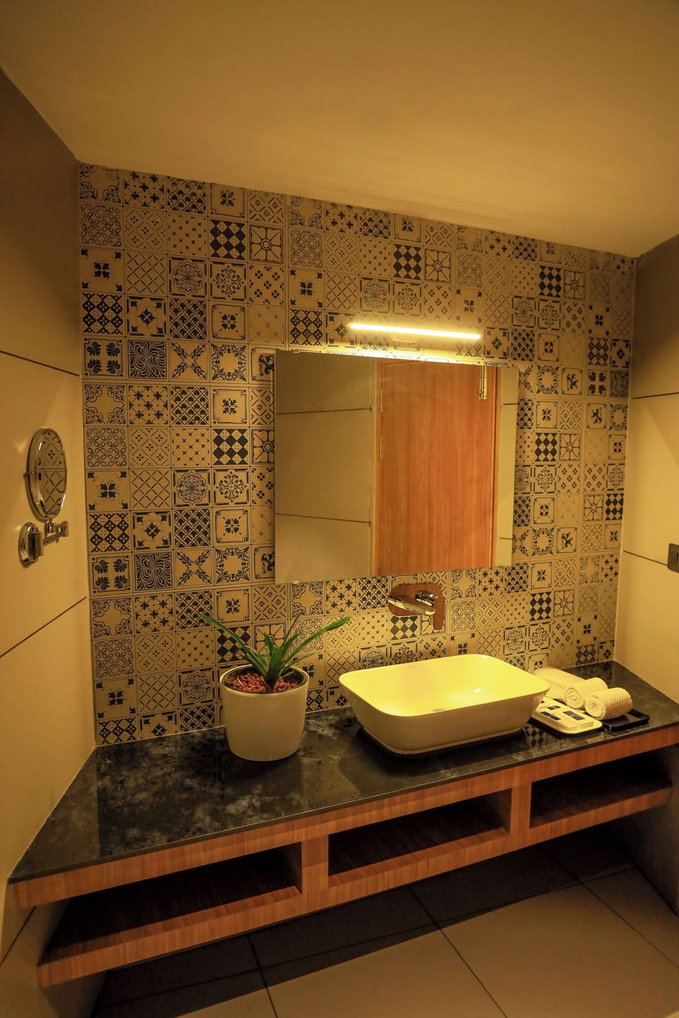 Deluxe Room, Balcony | Bathroom | Shower, hair dryer, slippers, towels