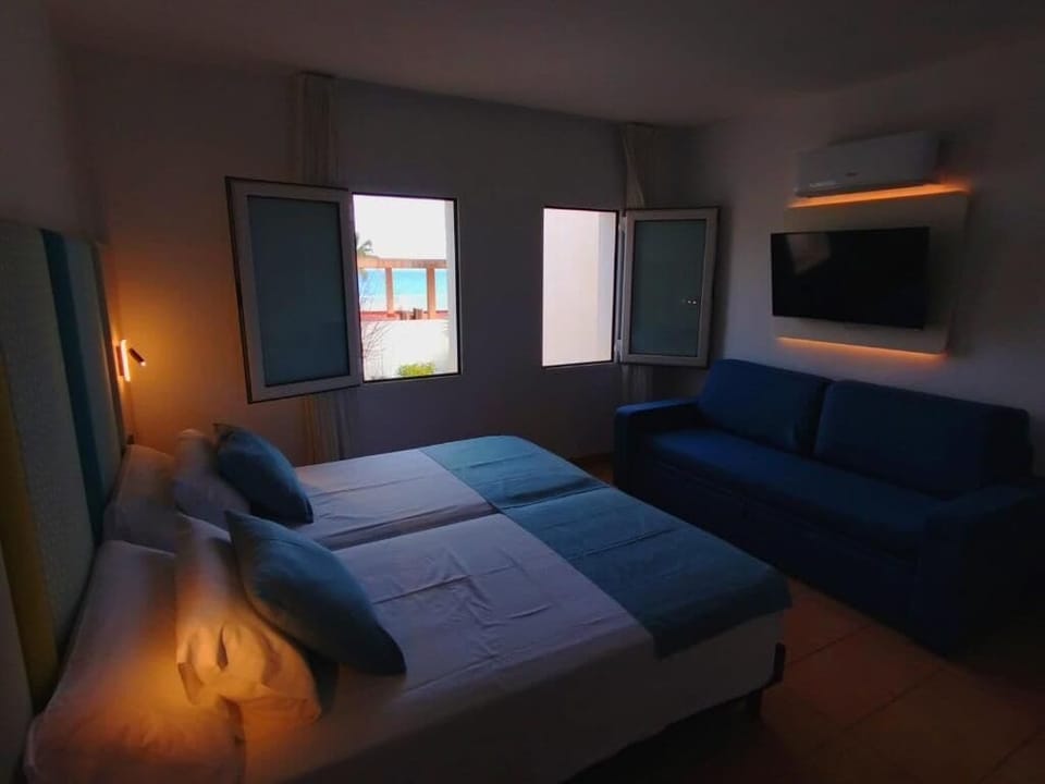 Superior Twin Room, Sea View | In-room safe, WiFi (free)