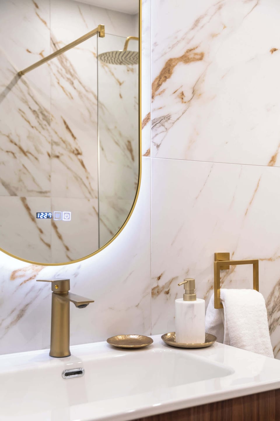 Refined Bathroom Details and Modern Comfort