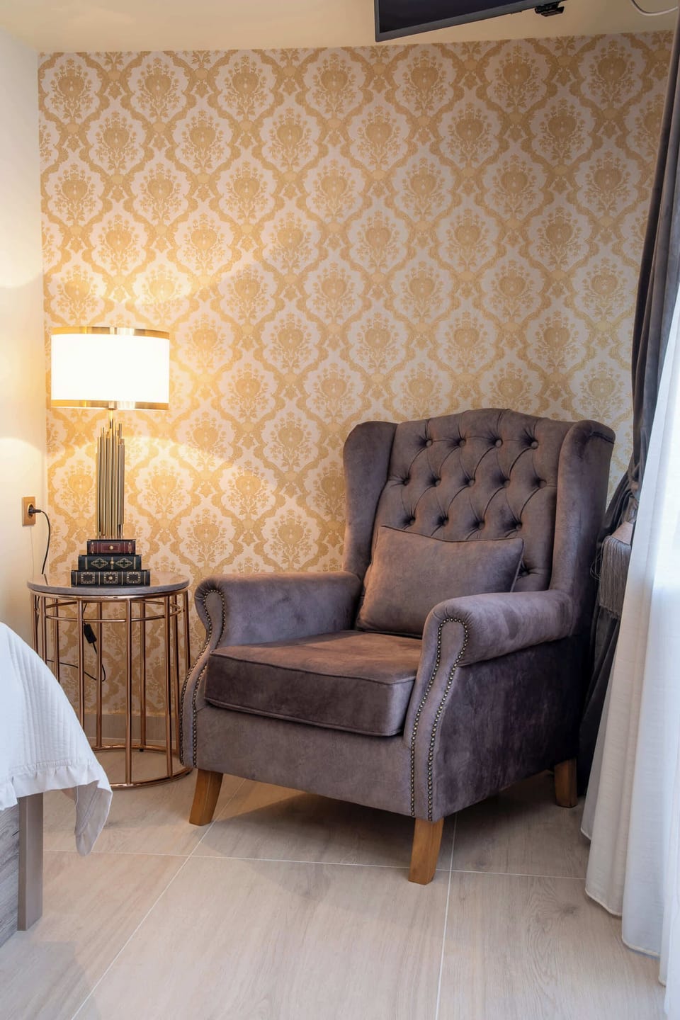 Relaxing Seating Area with Accent Chair