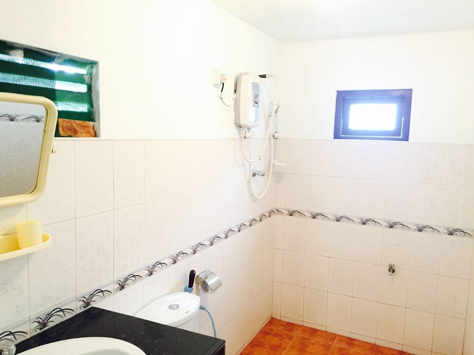 Shower, free toiletries, towels