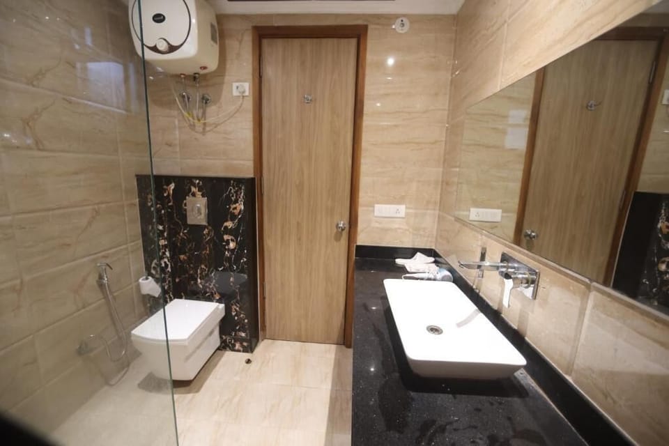 Family Apartment, City View | Bathroom | Slippers, towels, soap, shampoo