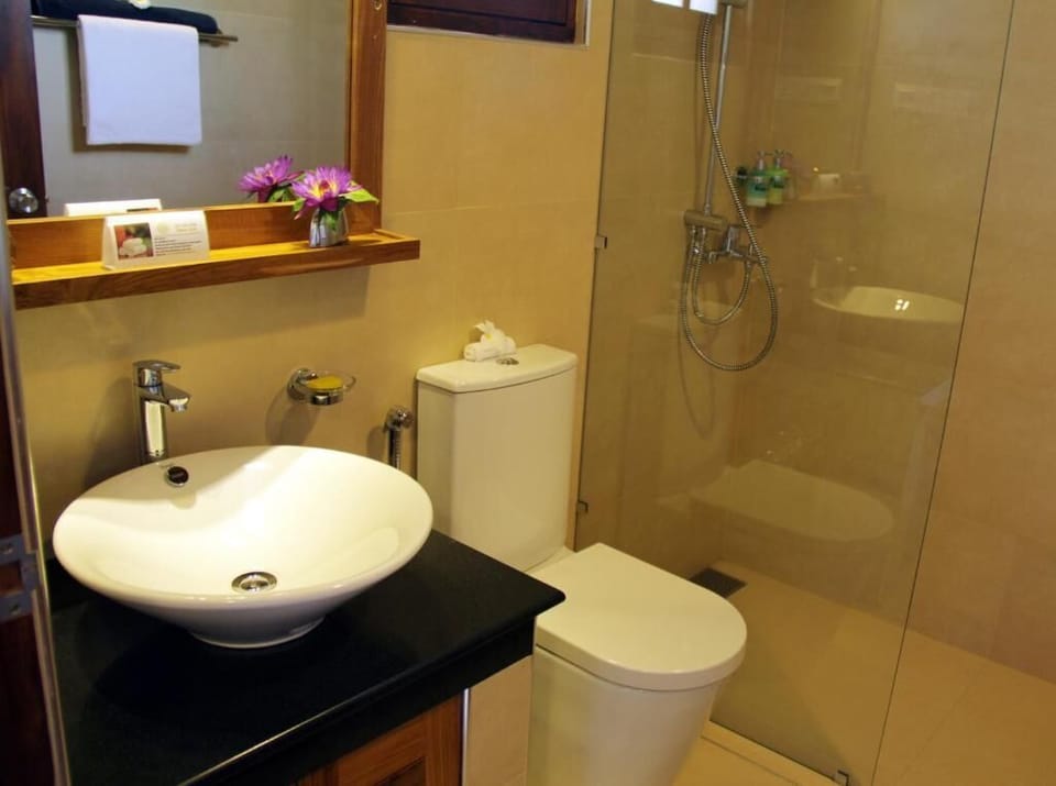Deluxe Double Room, Balcony, Courtyard View | Bathroom