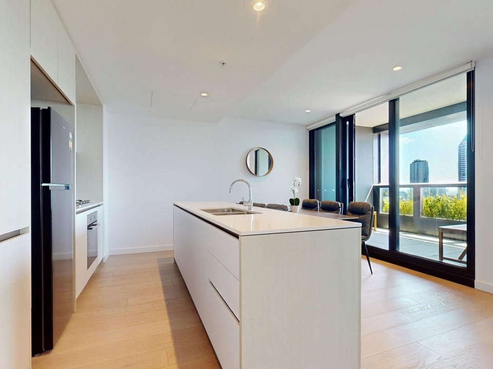 Three Bedroom Two Bathroom - City Skyline | Private kitchen | Full-size fridge, microwave, oven, stovetop