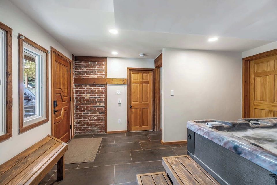 Indoor spa tub