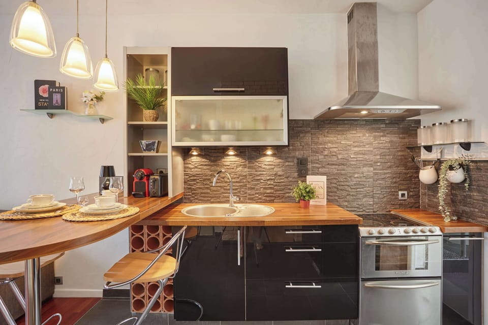 Cuisine entièrement équipée avec espace repas pour 2 personnes