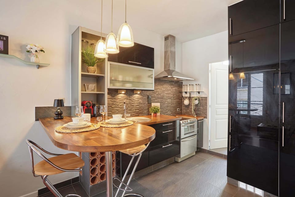Cuisine entièrement équipée avec espace repas pour 2 personnes