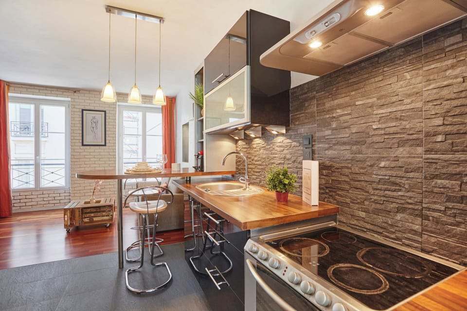 Cuisine entièrement équipée avec espace repas pour 2 personnes