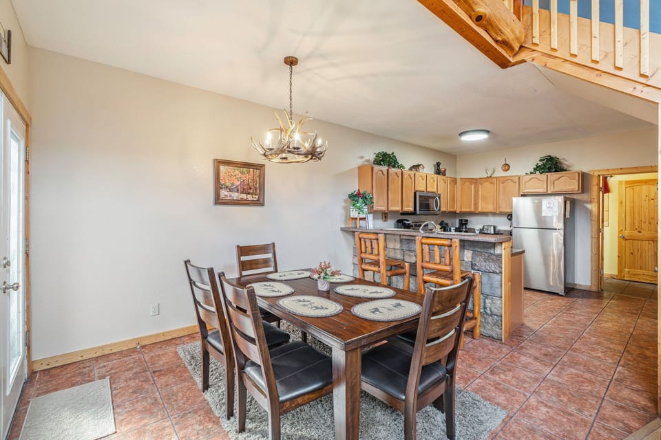 Cabin, Multiple Beds, Mountain View (Pigeon Forge Hideaway) | Dining