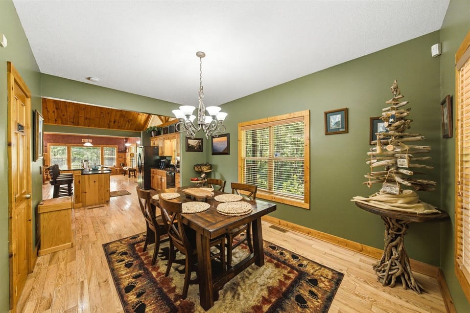 Cabin, Multiple Beds, Mountain View (Riversong Retreat) | Dining