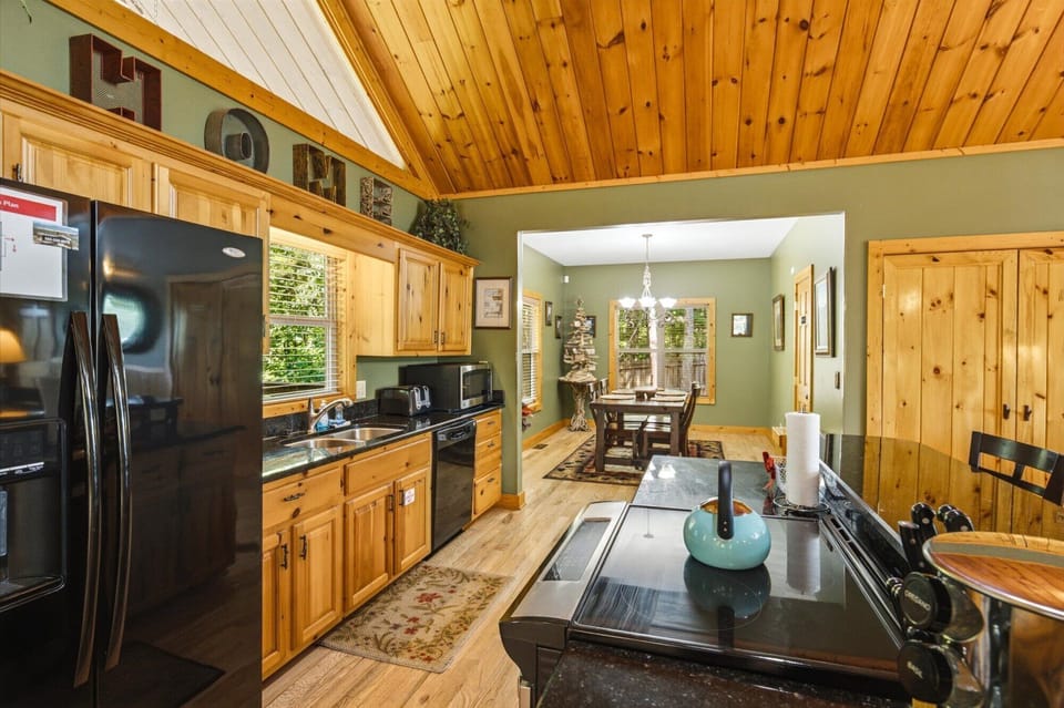 Cabin, Multiple Beds, Mountain View (Riversong Retreat) | Private kitchen
