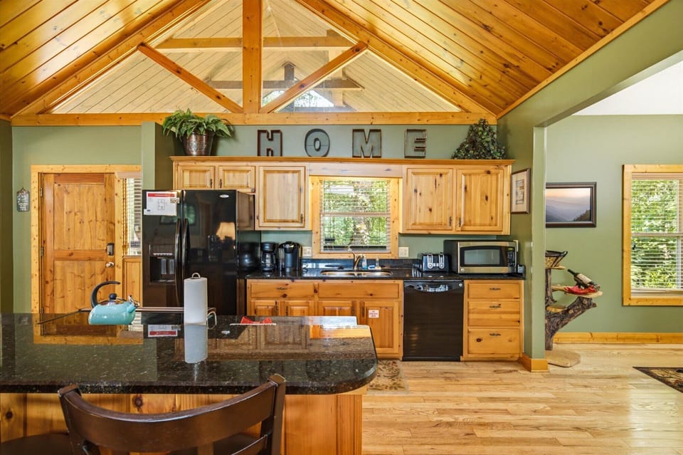 Cabin, Multiple Beds, Mountain View (Riversong Retreat) | Private kitchen