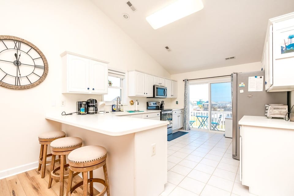 Kitchen with Eat-In Seating