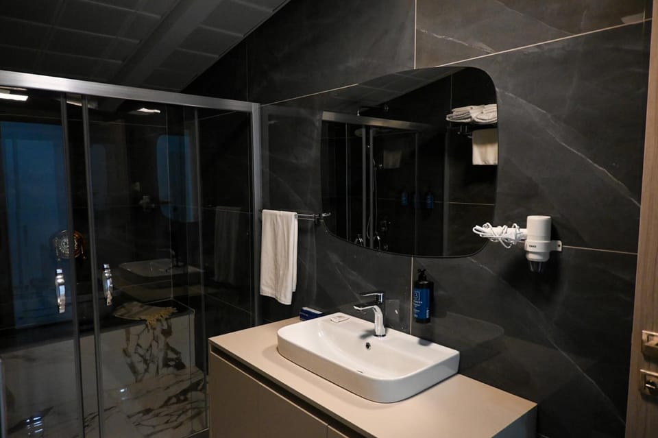 Honeymoon Suite, Balcony | Bathroom | Shower, rainfall showerhead, hair dryer, slippers