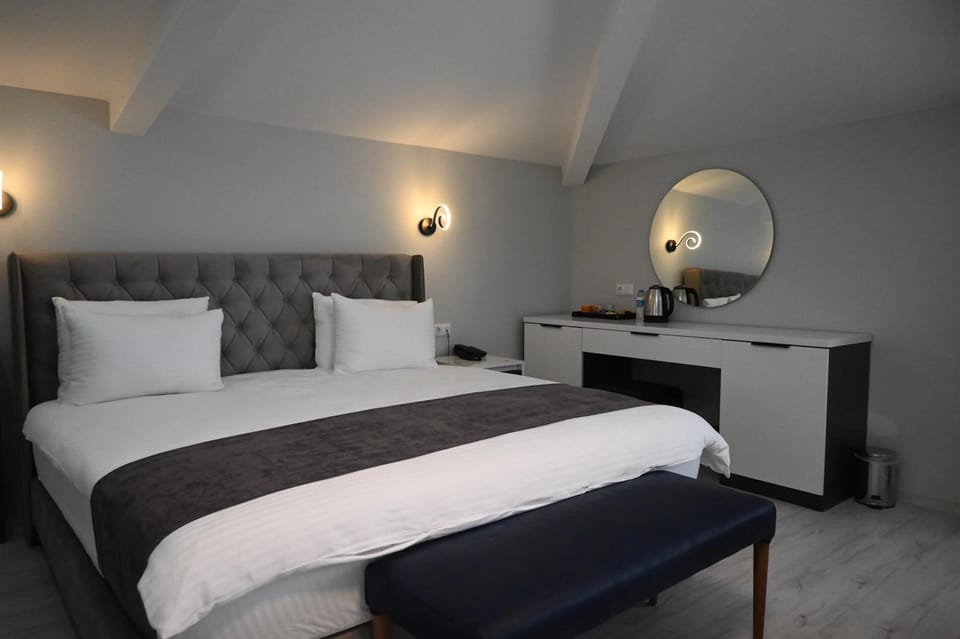 Honeymoon Suite, Balcony | WiFi (free)