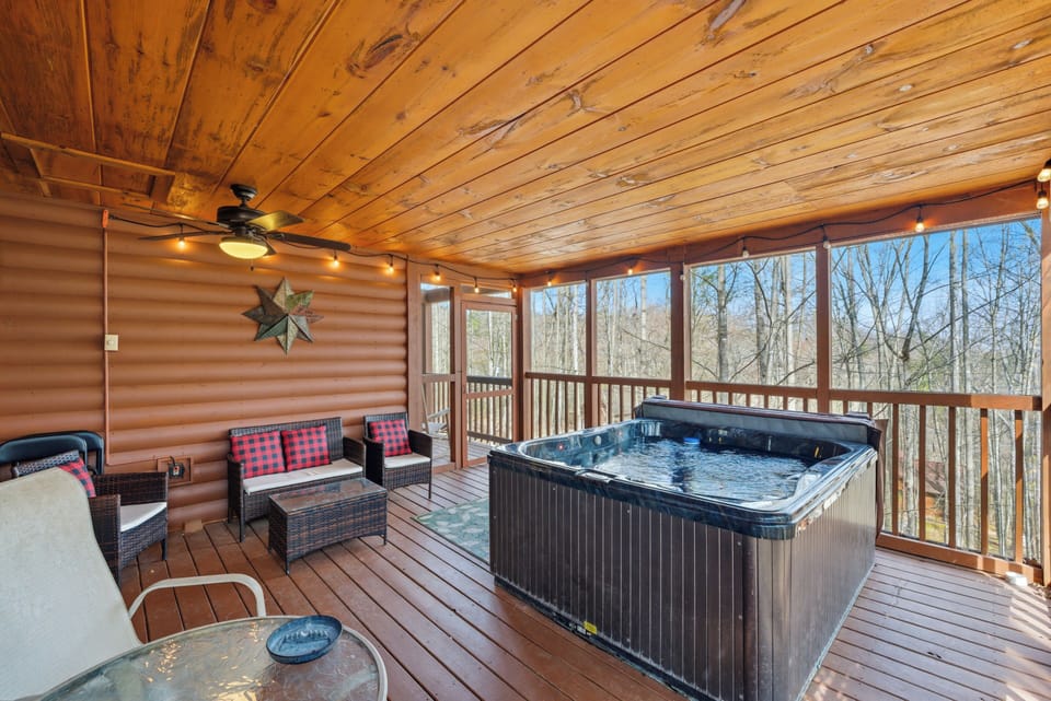 Cabin, Multiple Beds, Mountain View (The Toasted Turkey) | Outdoor spa tub