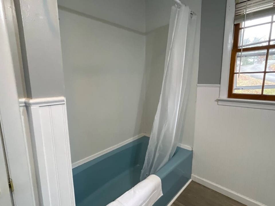 🛁 Soak in style! The stunning turquoise bath tub is your perfect spot!