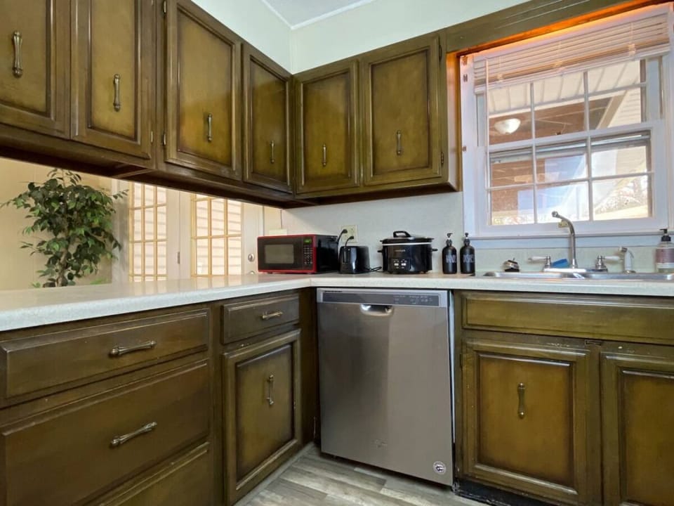 ✨ Well-appointed kitchen with quality cabinetry and appliances