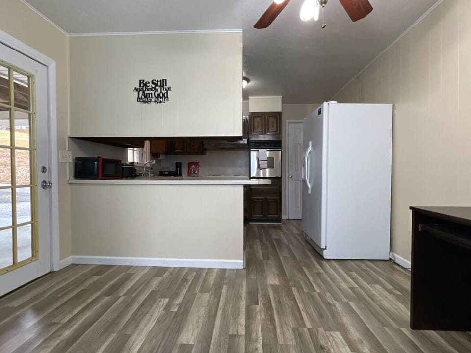 🍳 Open-concept kitchen with modern finishes and comfortable flow