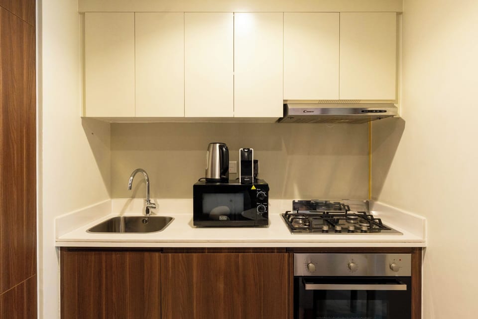 Deluxe Apartment, Balcony, Lake View | Private kitchen | Espresso maker, coffee/tea maker, full-size fridge, microwave