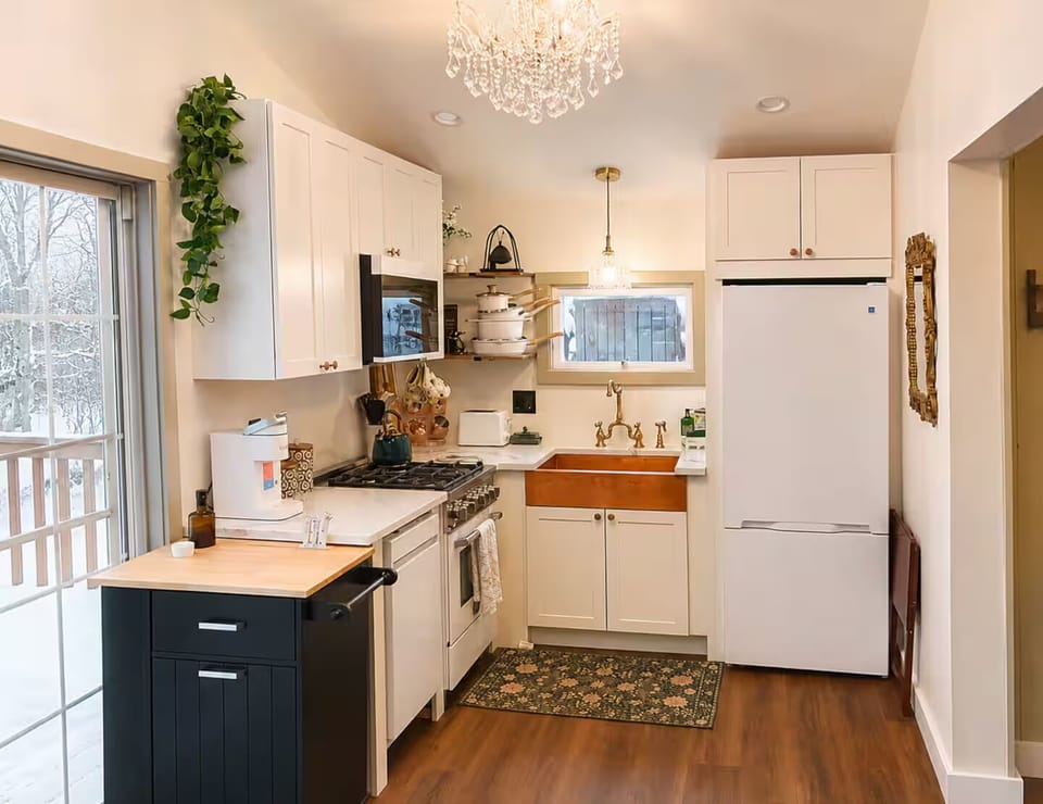 Classic Cottage, River View | Private kitchen