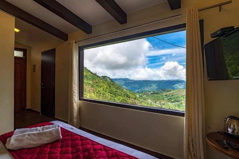 Deluxe Double Room, Mountain View | Soundproofing, iron/ironing board, WiFi (free)
