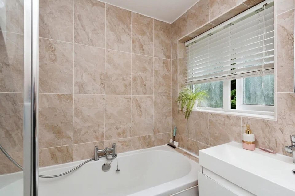 Combined shower/tub, deep soaking tub, hair dryer, towels