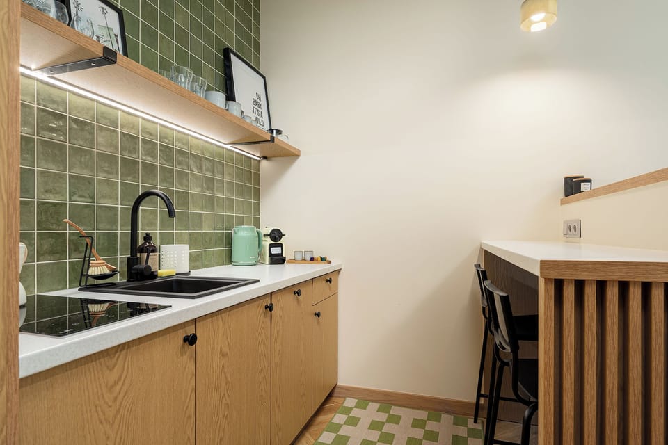 Studio, 1 Queen Bed | Private kitchenette